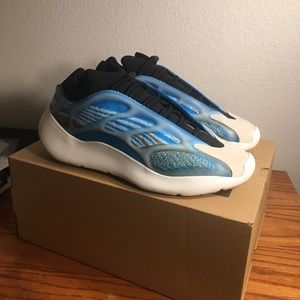 Yeezy 700 v3 Arzareth size 10.5 like new